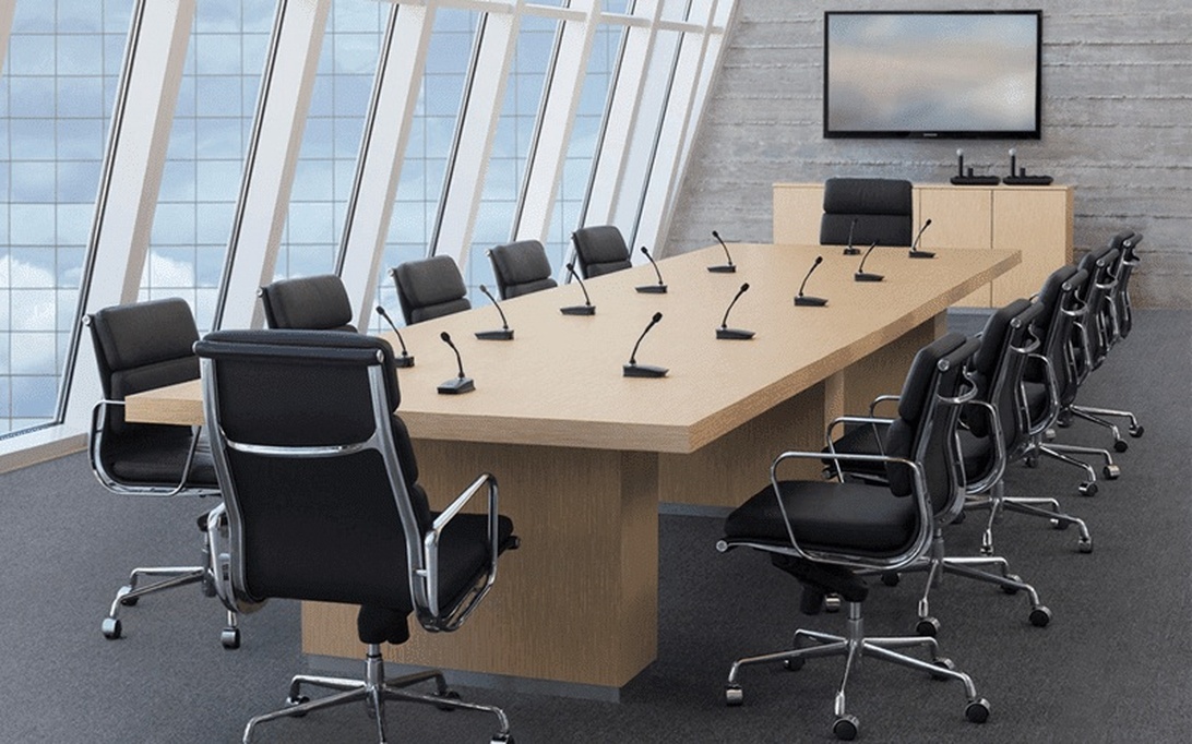 Ett sofistikerat konferensrum med ett stort träbord, ergonomiska stolar och stora fönster som skapar en professionell atmosfär.